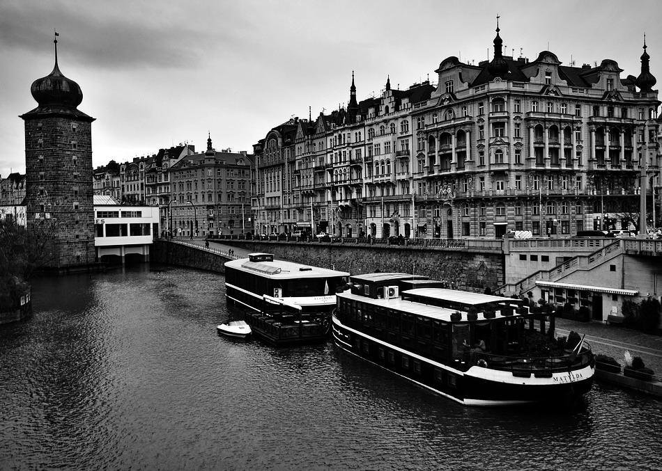 photo "Башня, дома и пароходы" tags: black&white, Prag, Prague, Praha