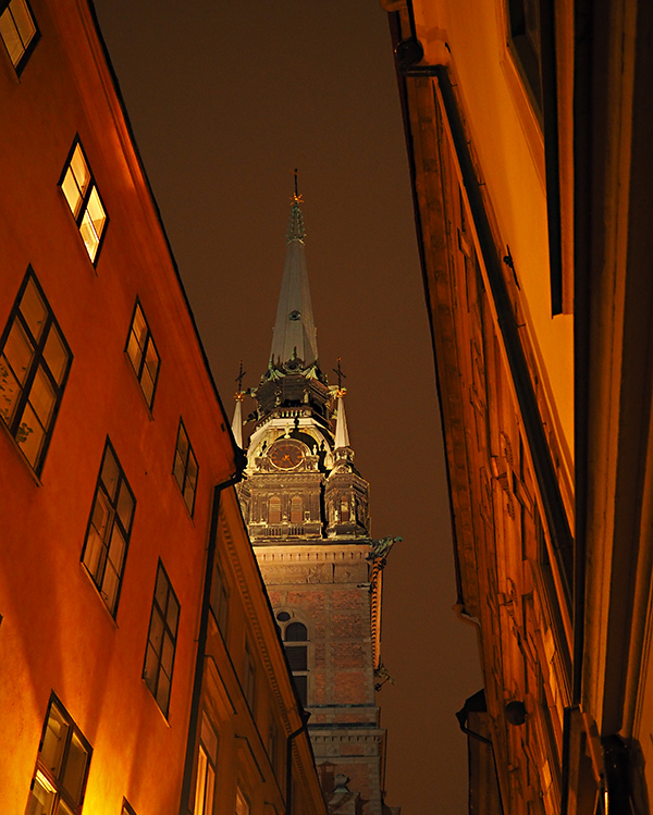 photo "Look Up" tags: architecture, city, reporting, 