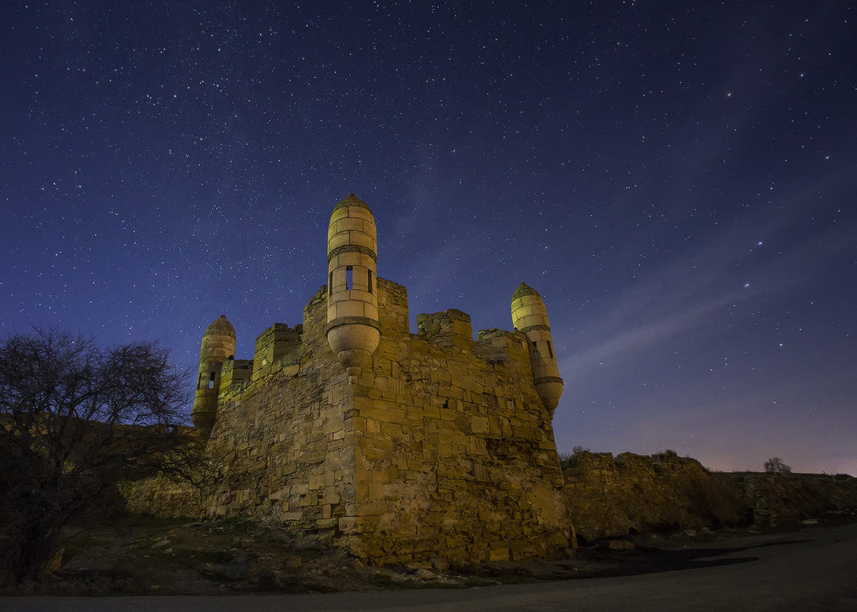 фото "Стражи ночи" метки: , Крым, звезды, крепость, ночь