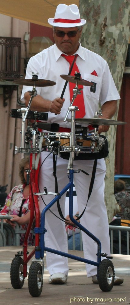 photo "music on the street: performance" tags: street, 