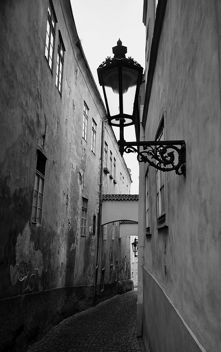 photo "Фонарь и улочка" tags: black&white, Prag, Prague, Praha