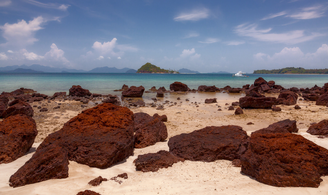 photo "***" tags: landscape, travel, island, sea, Таиланд, камни, кораблик, медь, тропики