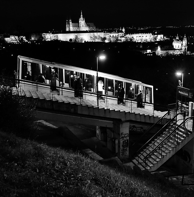 photo "Hочной Пражский град и канатная дорога" tags: black&white, Prag, Prague, Praha
