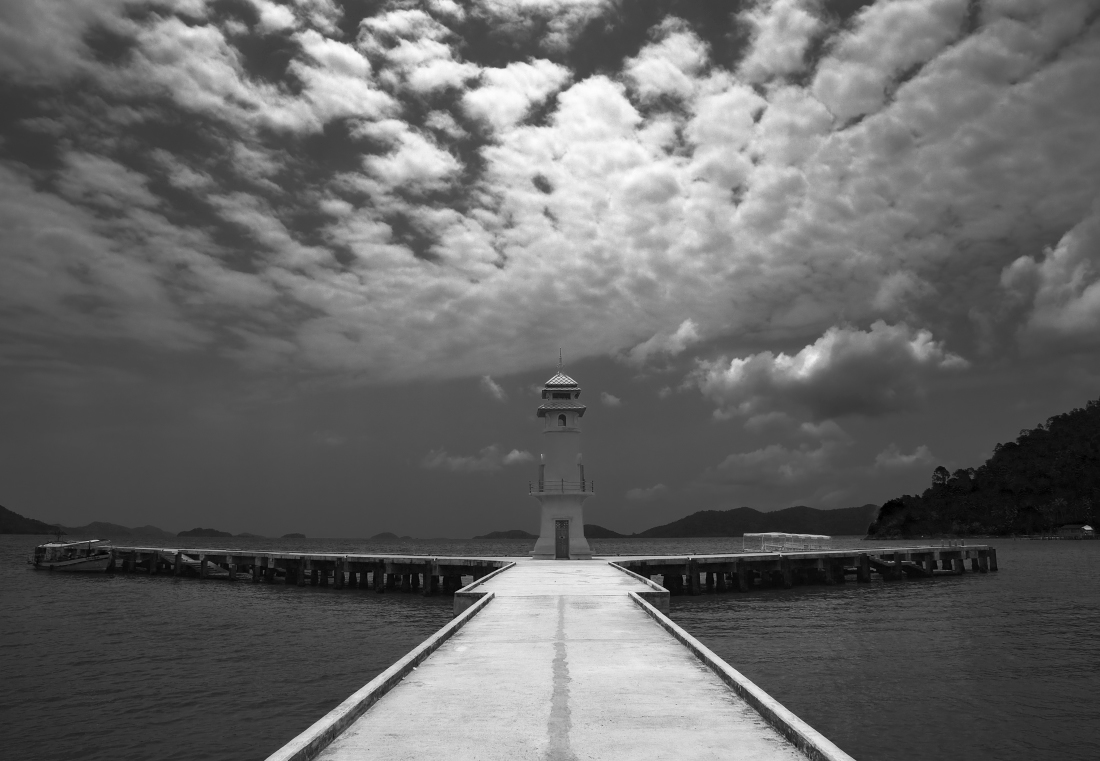фото "Сияние" метки: черно-белые, путешествия, Таиланд, маяк, море, мостик, облака, острова