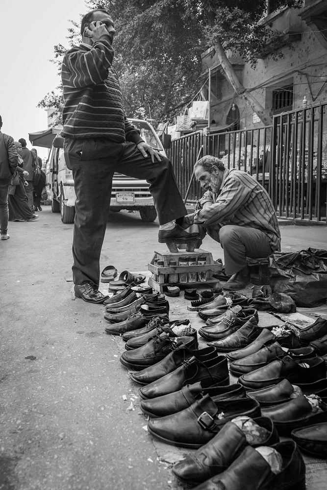photo "***" tags: black&white, street, Каир, египет, обувь, работа, сапожник, ч/б, чистка