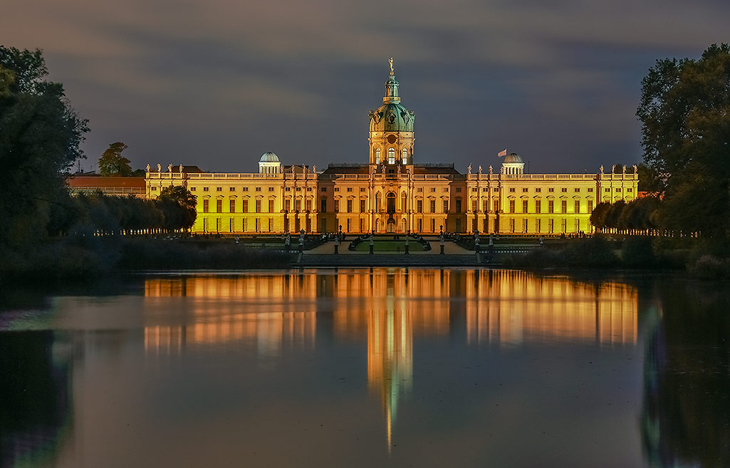 photo "Schloss ..." tags: landscape, architecture, Berlin, Schloss Charlottenburg, foto liubos, night, water, германия, замок