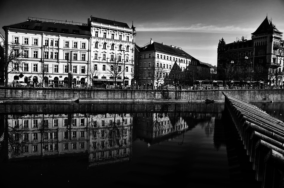 photo "Взгляд на набережная" tags: black&white, Prag, Prague, Praha