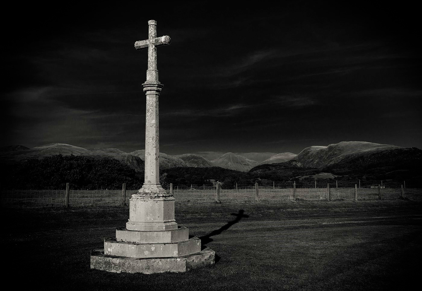 photo "Moon Light On The Irton Cross" tags: black&white, landscape, mountains
