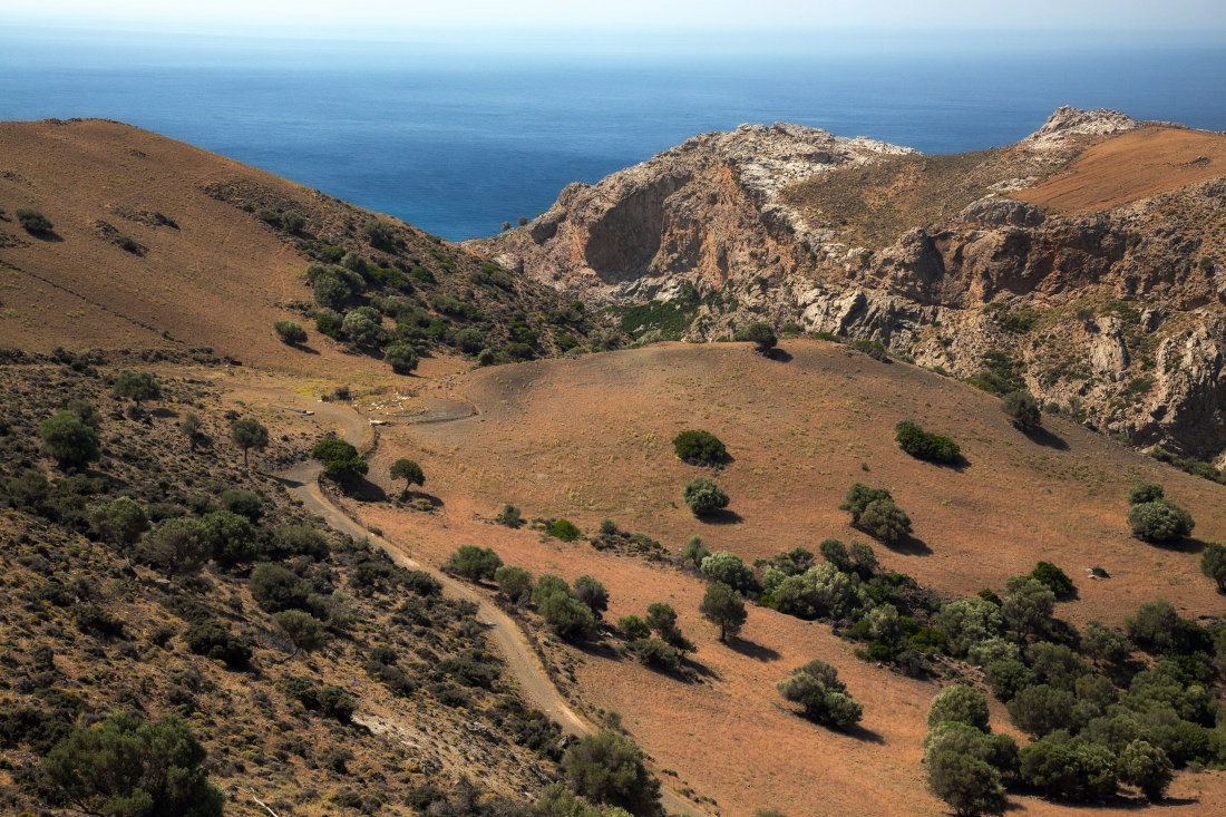 фото "К Ливийскому морю" метки: путешествия, пейзаж, Крит, горы, деревья, дорога, море