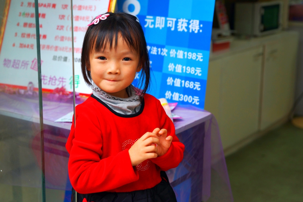 photo "look at me 4" tags: portrait, street, still life, Asia, children, girl, spring, woman