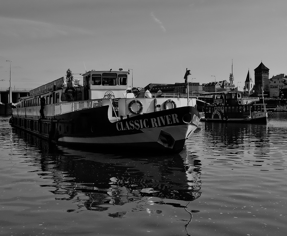 photo "Великий и малый пароход" tags: black&white, Prag, Prague, Praha