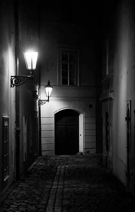 photo "Hочная улочка-30" tags: black&white, Prag, Prague, Praha