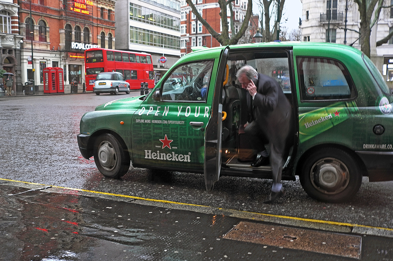photo "Broker" tags: street, city, 