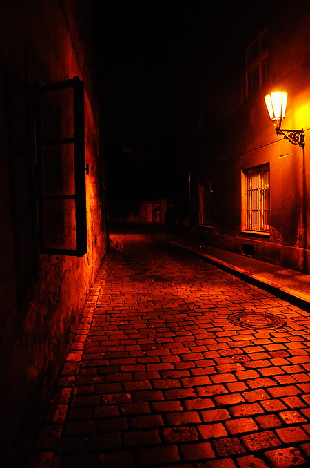photo "Ночные oкна и фонарь" tags: city, Prag, Prague, Praha