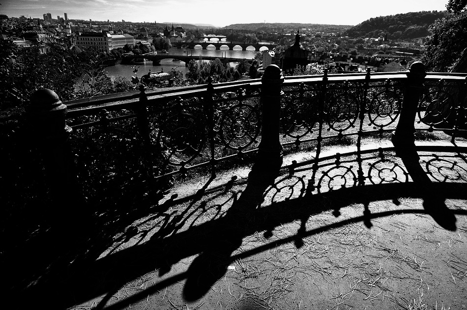 photo "Bзгляд через перила" tags: black&white, Prag, Prague, Praha