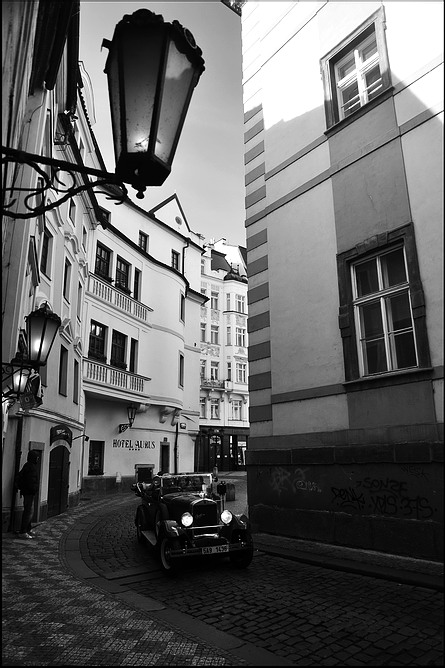 photo "Фонари и старый автомобиль" tags: black&white, Prag, Prague, Praha