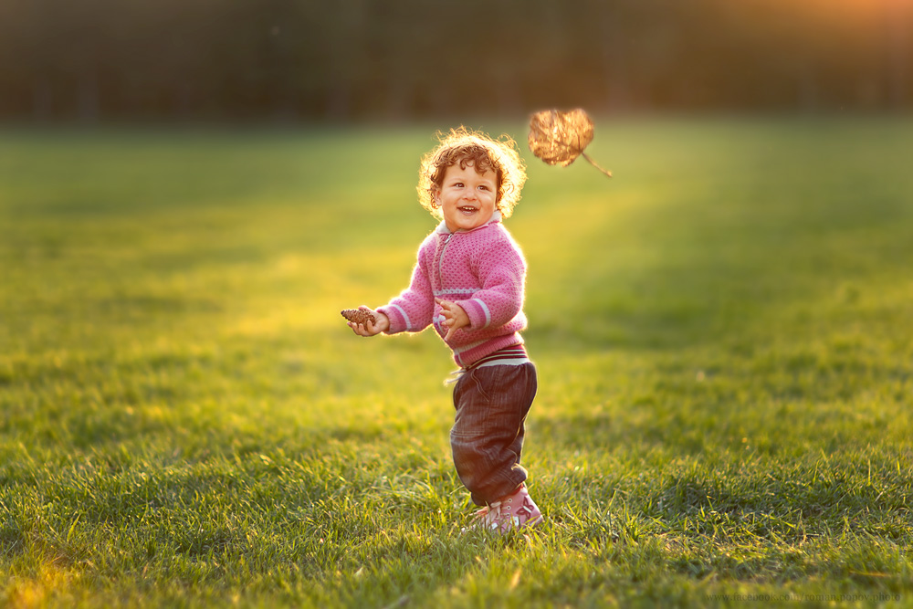 photo "***" tags: street, portrait, child, grass, sun, Полянка, девочка, детский портрет, жанровый портрет, кудряшки