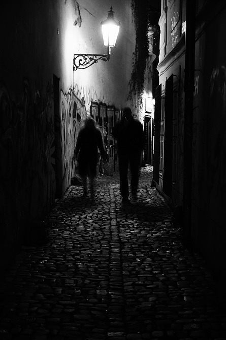 photo "Ночной фонарь и фигури" tags: black&white, Prag, Prague, Praha