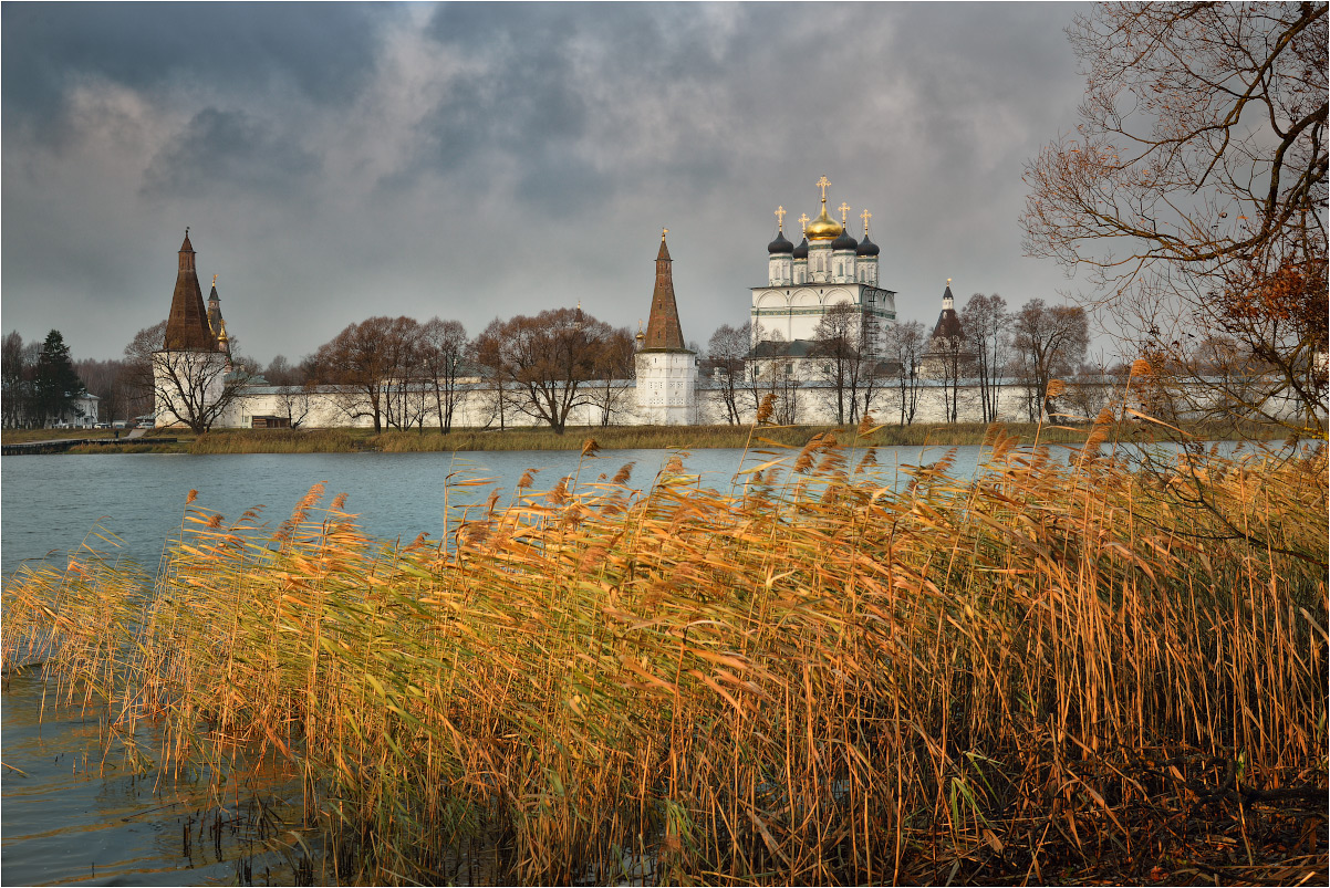 photo "***" tags: architecture, landscape, travel, Kremlin, Russia, autumn, clouds, lake, sky, temple, water, отражение