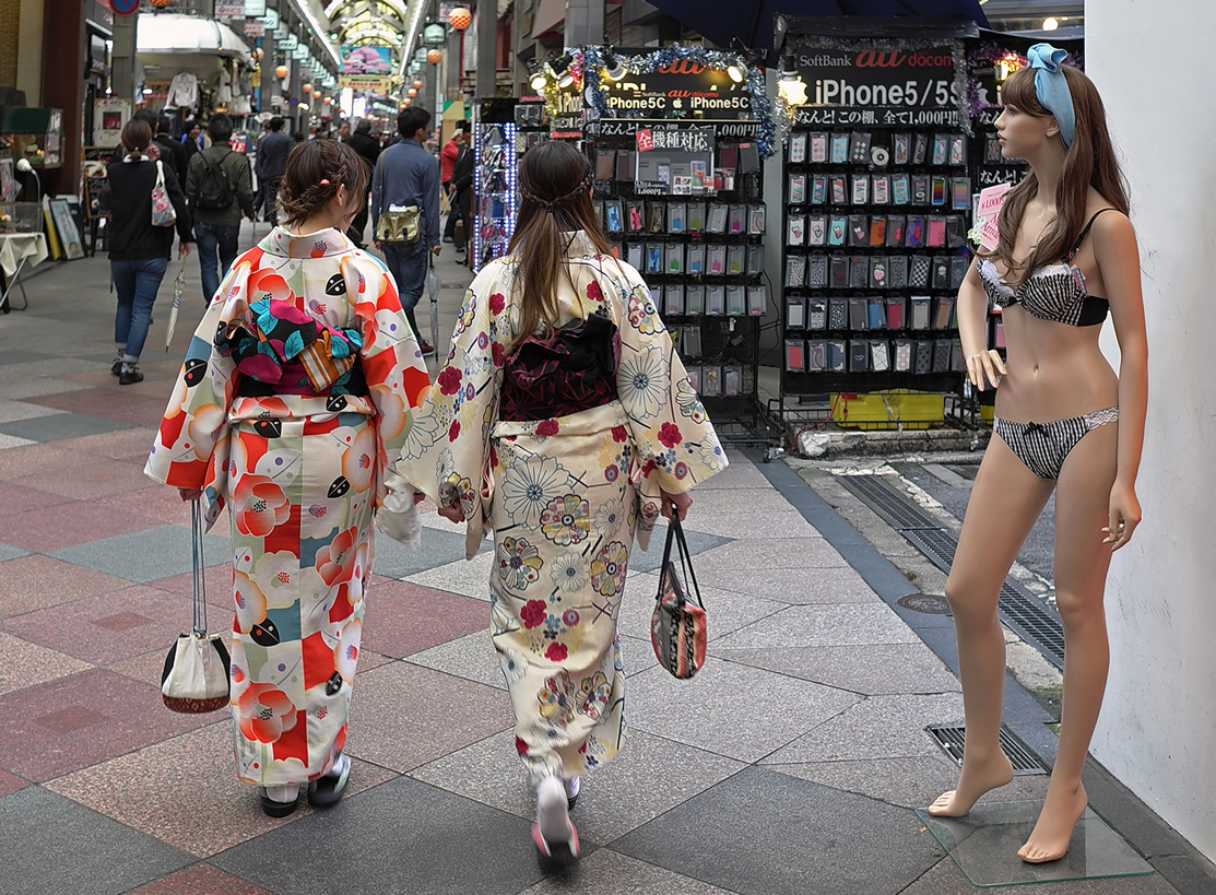 photo "Clash of civilizations" tags: street, 