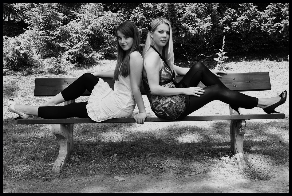 photo "Две девушки" tags: black&white, Oкрестность Праги