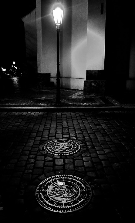 photo "Ночной фонарь и каналы" tags: black&white, Prag, Prague, Praha