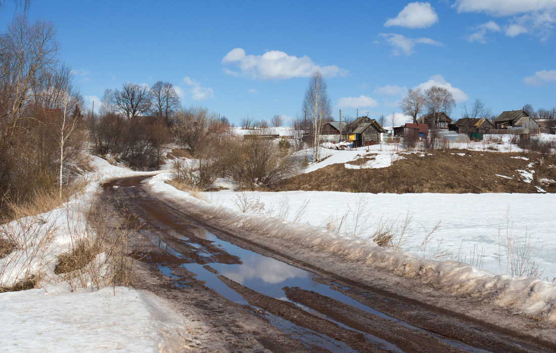 фото "В весеннюю деревню" метки: пейзаж, весна, вода отражения, деревня, деревья, дорога, колея, облака, снег