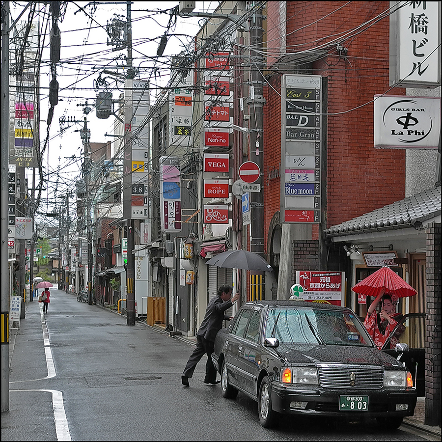 photo "Urgent call" tags: street, 
