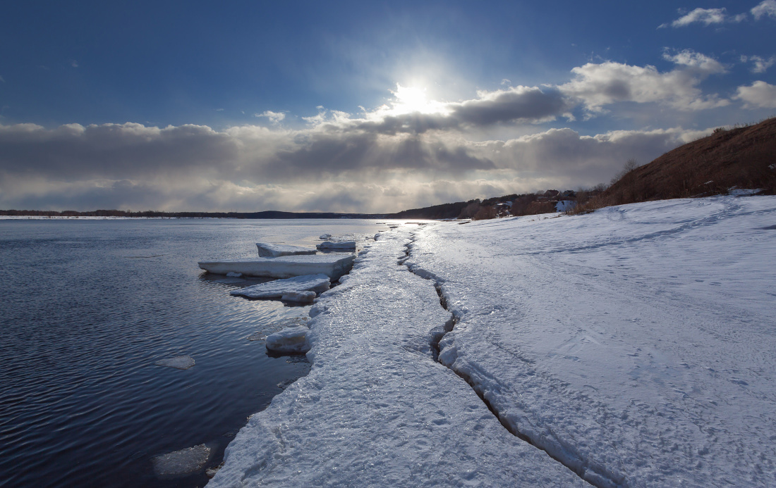 фото "Ледяная трещина" метки: пейзаж, берег, весна, вода, лед, облака, река, снег, солнце, трещина