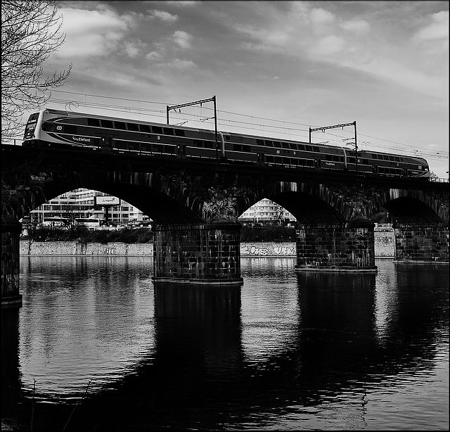 photo "Поезд и мост" tags: black&white, Prag, Prague, Praha