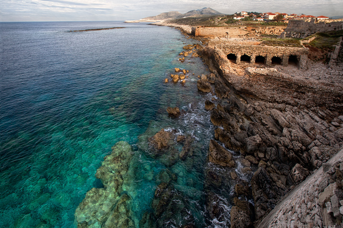 фото "Над пропастью" метки: путешествия, Methonis Venetian Fortress 
 Г, Европа, вода