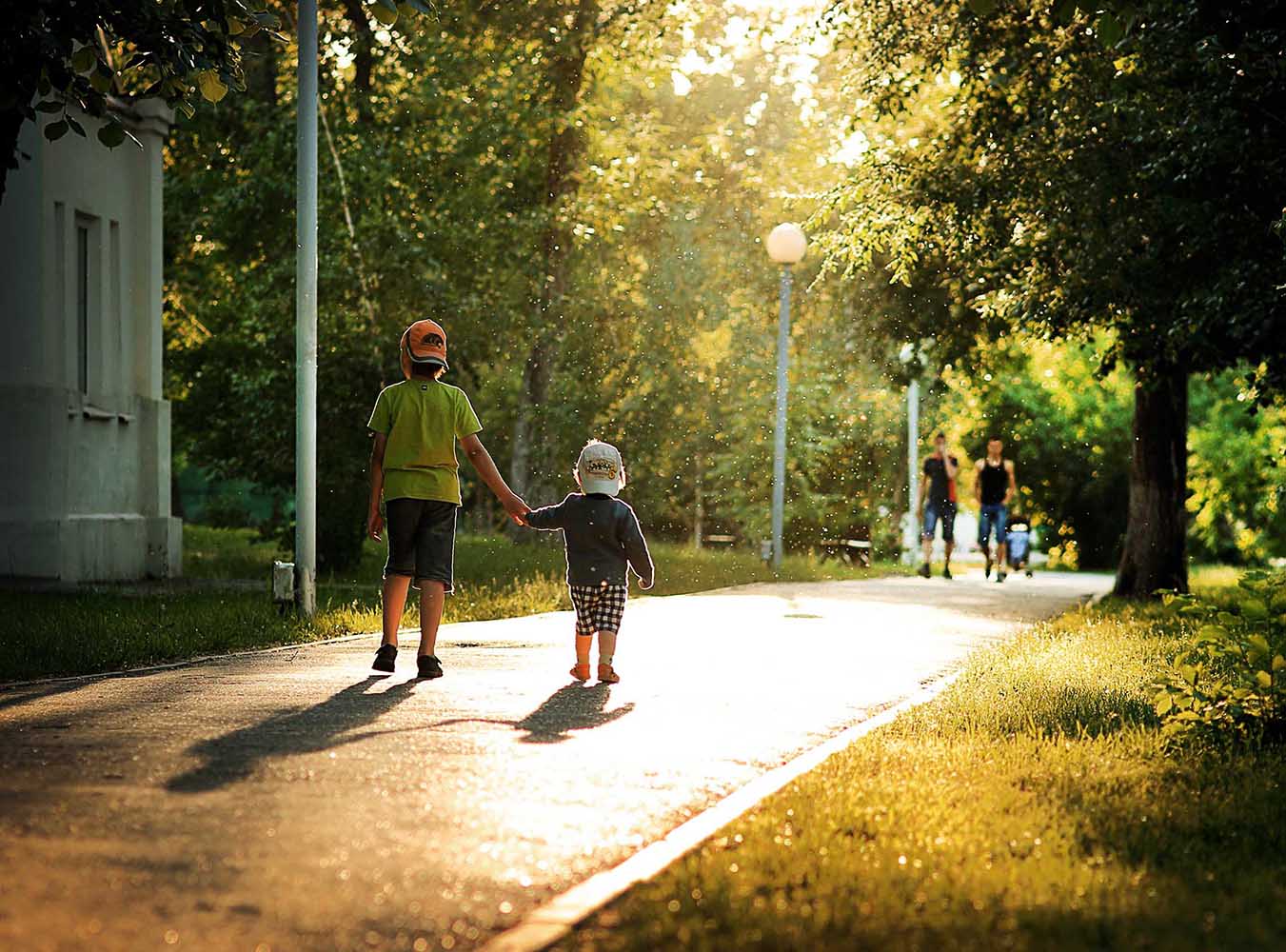 photo "***" tags: genre, children, evening, park, summer, тополиный пух