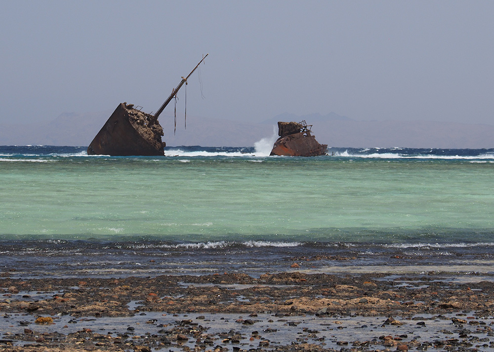 photo "The Wreck" tags: travel, landscape, reporting, 