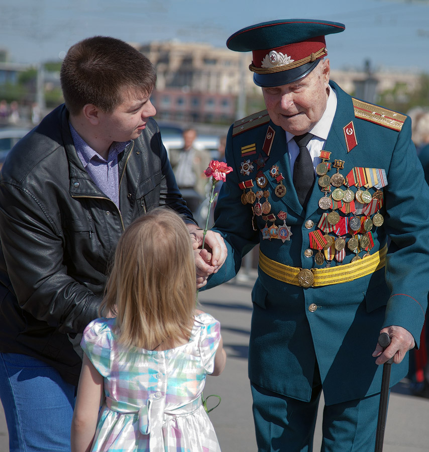 photo "With the Victory Day!" tags: street, genre, misc., 