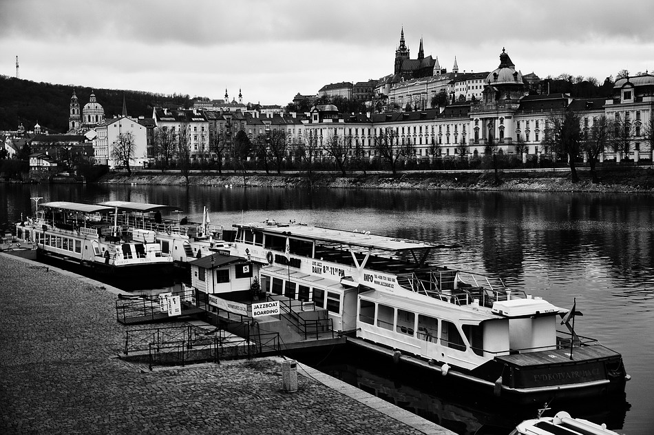 photo "Градчаны и пароходы" tags: black&white, Prag, Prague, Praha