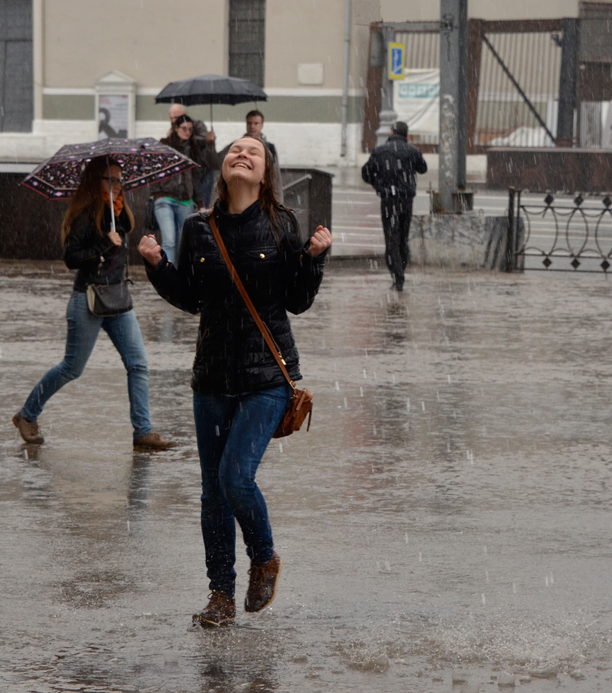 photo "***" tags: street, Moscow, rain, spring, street, радость