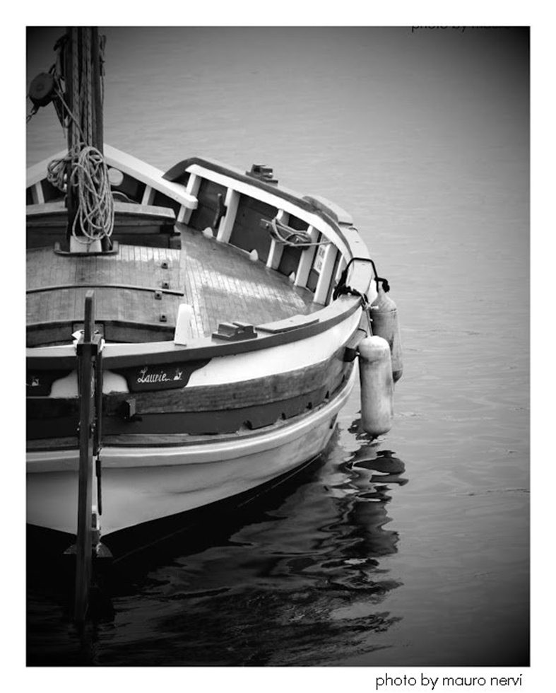 photo "boat in the harbour" tags: black&white, 