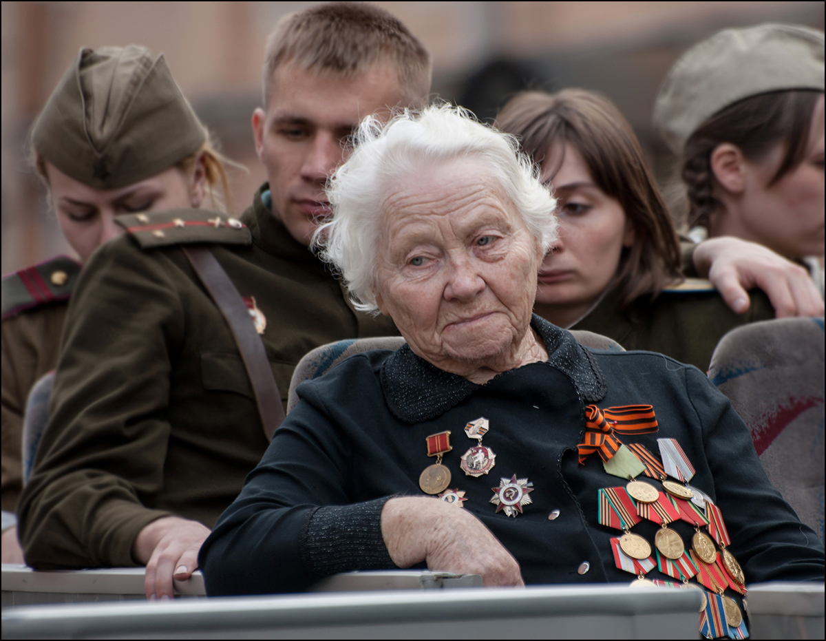 photo "* * *" tags: reporting, street, portrait, 