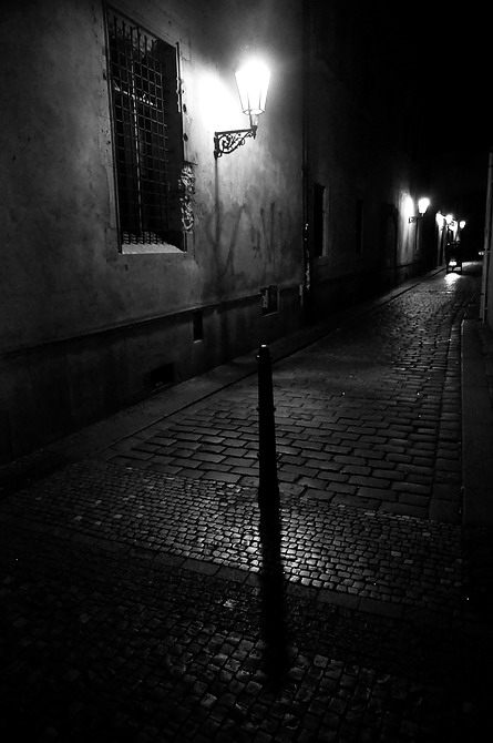 photo "Hочная улочка и столбик" tags: black&white, Prag, Prague, Praha