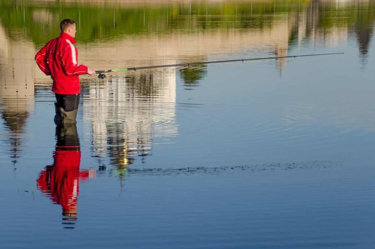 photo "***" tags: street, reporting, genre, river, рыбак