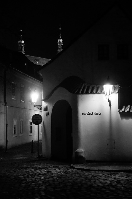 photo "Hочные башни и фонари" tags: black&white, Prag, Prague, Praha