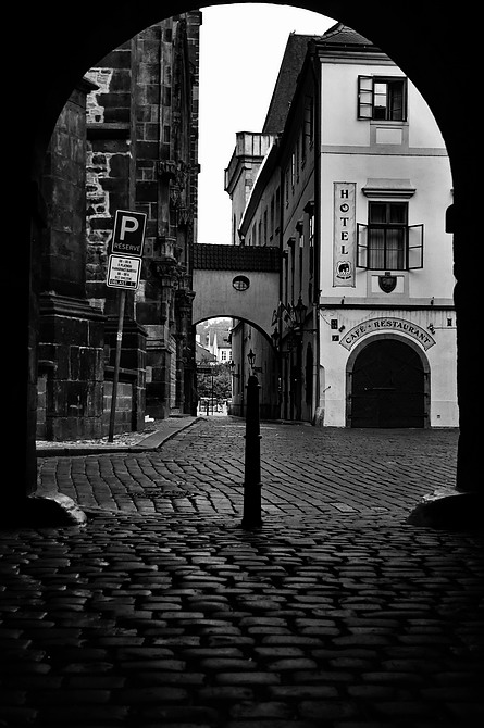 photo "Проезд и улица" tags: black&white, Prag, Prague, Praha