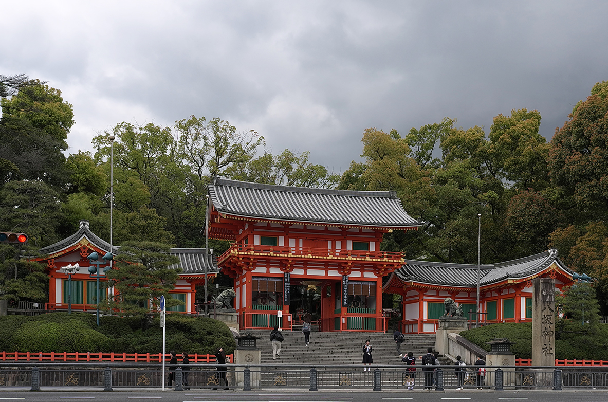 photo "At the temple" tags: architecture, city, travel, 