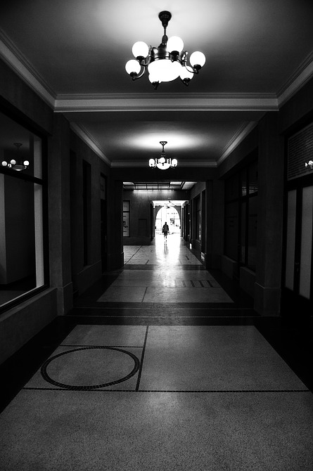 photo "Пассаж и фигура" tags: black&white, Prag, Prague, Praha