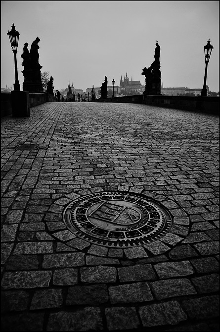 photo "Mост и мостовая" tags: black&white, Prag, Prague, Praha