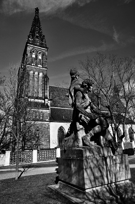 photo "Костёл и скульптура" tags: black&white, architecture, Prag, Prague, Praha