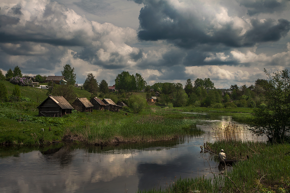 фото "баньки у реки" метки: , баньки, весна, деревня, река, рыбак
