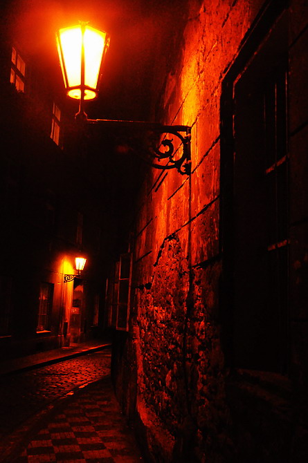 photo "Hочные фонари и oкна" tags: street, Prag, Prague, Praha