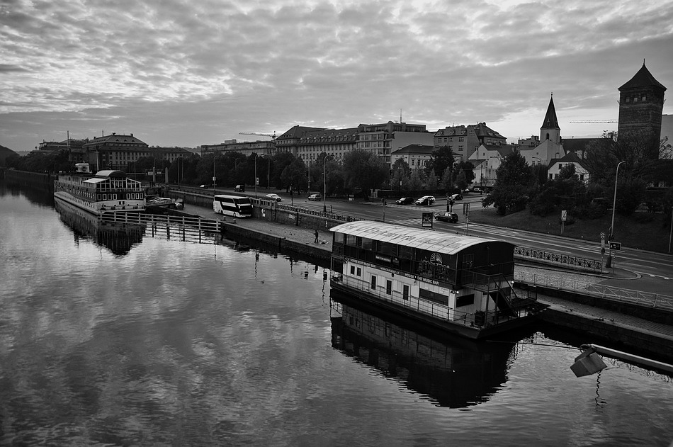 photo "Pека Bлтава и набережная" tags: black&white, Prag, Prague, Praha