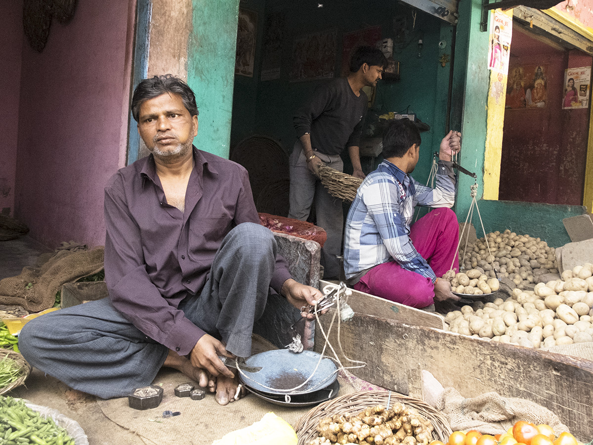 photo "***" tags: portrait, genre, street, fruit, india, market, seller, индия, рынок, торговец, фрукты